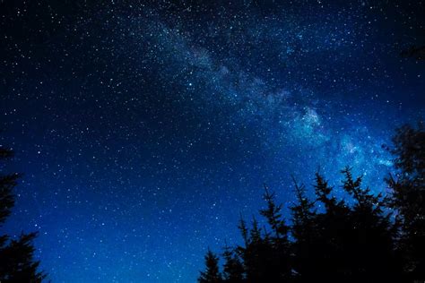 La Contemplazione del Cielo Notturno - Un'Esplorazione Onirica e Trascendente della Natura!