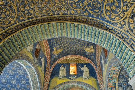   Il Mausoleo di Galla Placidia: Un gioiello di mosaico e luce divina!